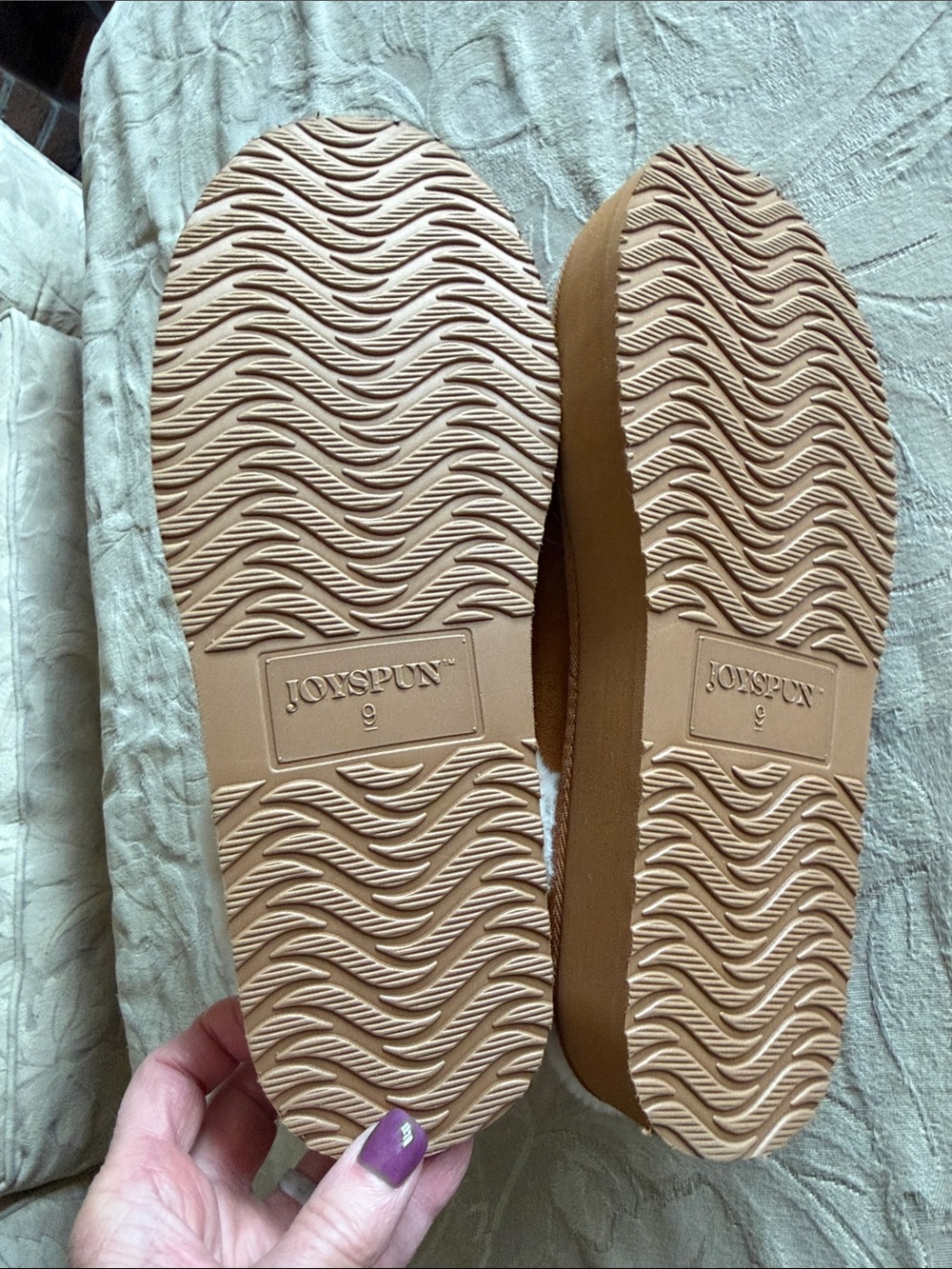 Cozy Joyspun Women's  Faux-Suede Slippers with Faux-Fur Lining.  Size 9 - Picture 2 of 4